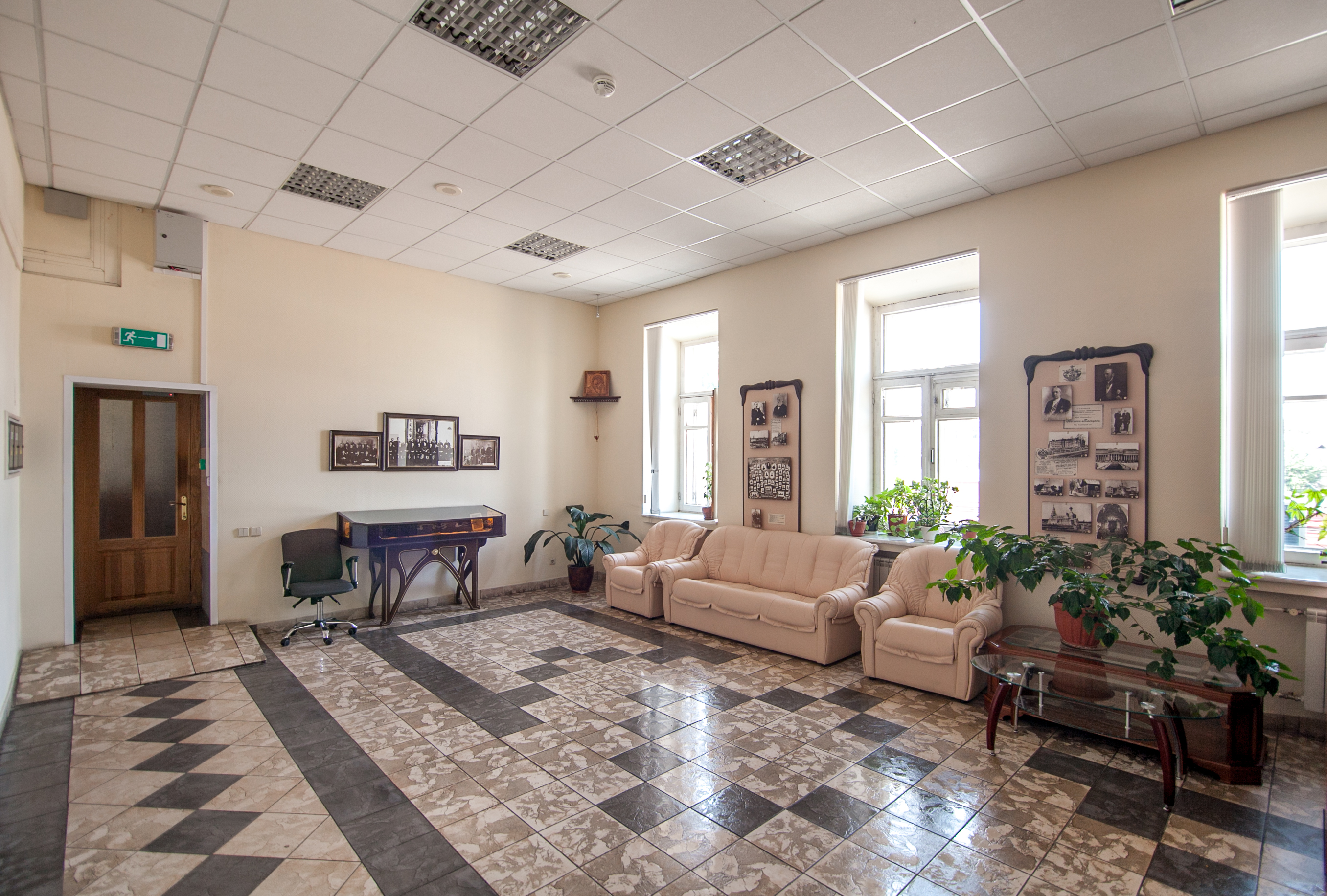 Холл с небольшой экспозицией